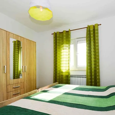 In Pula With Two-bedrooms 3 Apartamento Pjescana Uvala