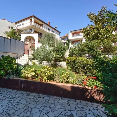 In Pula With Two-bedrooms 3 * Pjescana Uvala