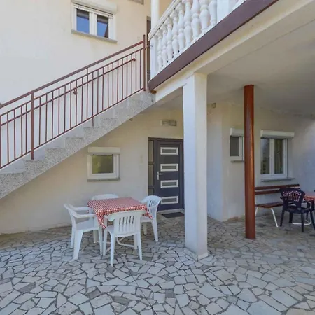 In Pula With Two-bedrooms 3 * Pjescana Uvala