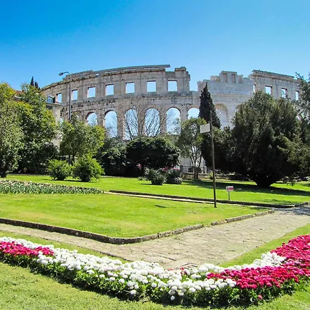 In Pula With Two-bedrooms 3 * Pjescana Uvala